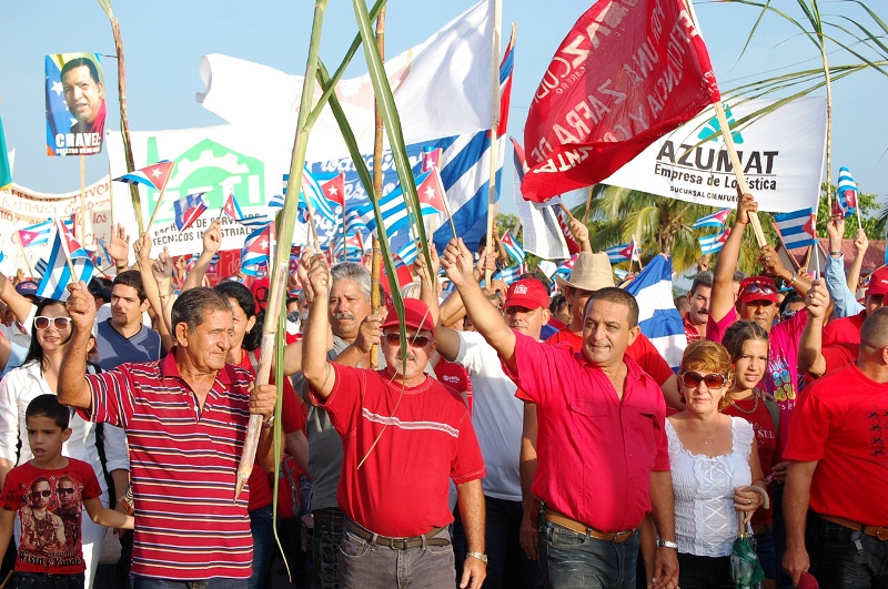 Los azucareros encabezaron el desfile y saludaron el 1º de Mayo con el cumplimiento del plan de producción de azúcar correspondiente a la actual zafra. Fotos: Barreras Ferrán.