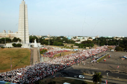 Todo de blanco comenzó el desfile