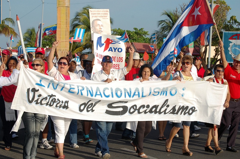 Los colaboradores de la Salud fueron reconocidos con un lugar preferente en la marcha.