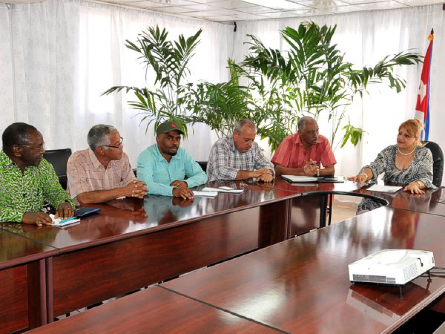 La delegación de Tanzania junto con dirigentes del Partido Comunista de Cuba y el Poder Popular (Gobierno) en la provincia de Cienfuegos. Foto: Juan Carlos Dorado.