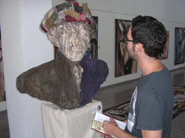 El busto de Toussaint Louvertura se encuentra entre las obras expuestas.