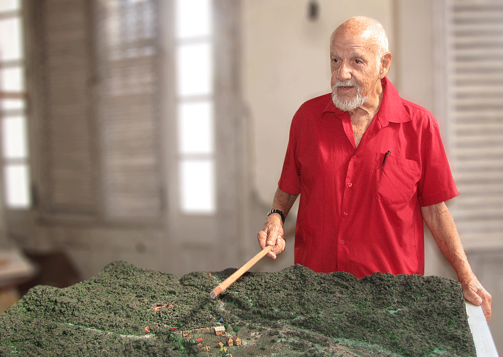 Ante la maqueta del combate de La Plata, en el departamento de Restauración del Museo de la Revolución, Otto Hernández Garcini rememora cuánto tuvieron que hacer para confeccionarla. Foto: Gabriela López Dueñas.