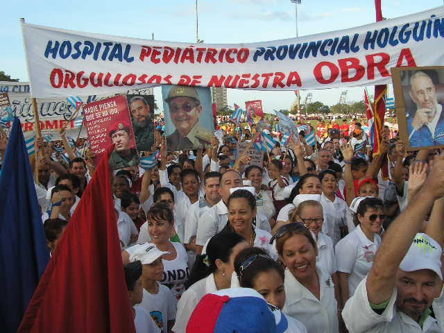 Los trabajadores de la salud abrieron el desfile en Holguín. Fotos: Del autor