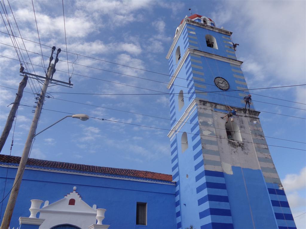 Trabajadores de Emprestur-Varadero asumen la pintura de la Iglesia Parroquial Mayor, como parte de las acciones por el cumpleaños de la villa