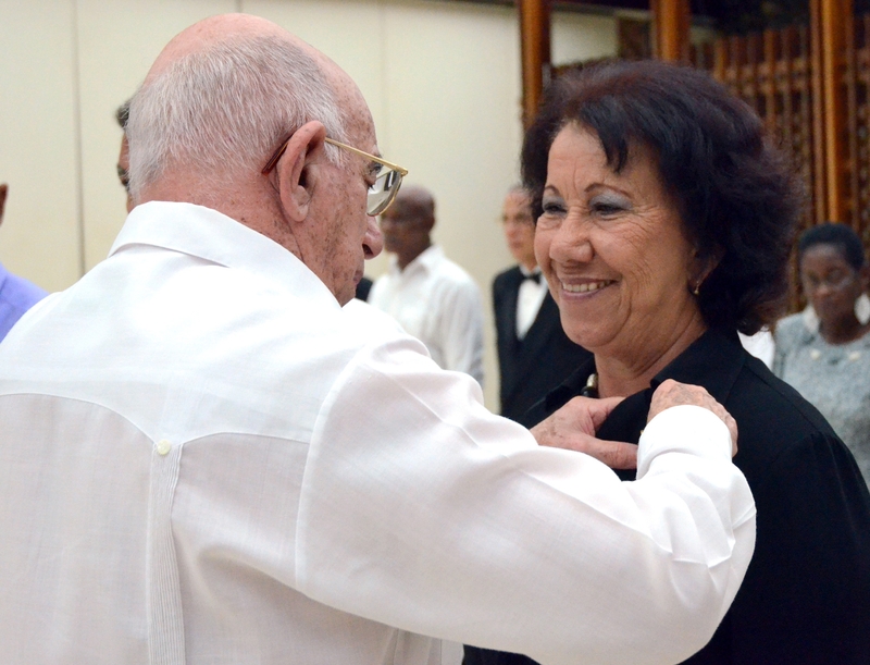 De alfabetizadora y maestra primaria hasta Doctora en Ciencias Pedagógicas. Momento en que recibió, recientemente, el título honorífico de Heroína del Trabajo. Foto: Anabel Díaz Mena.