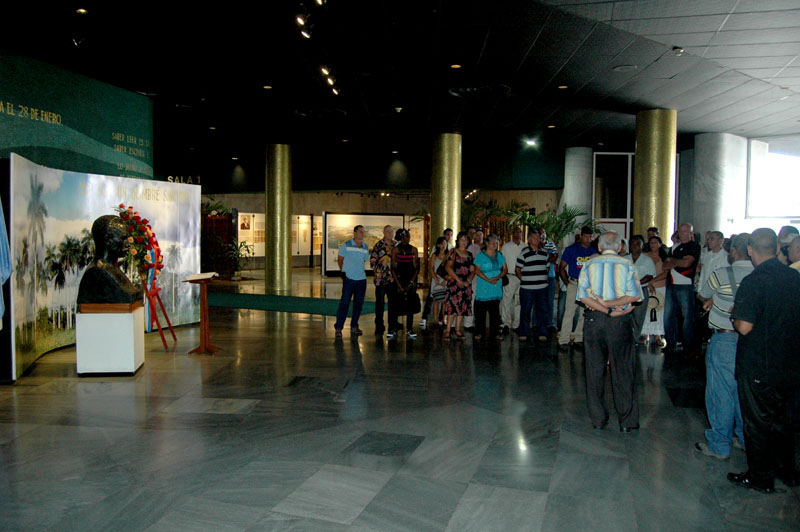 Trabajadores destacados visitaron el Memorial José Martí, en la Plaza de la Revolución.