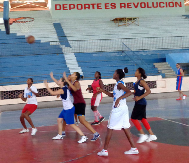 Aunque el balón sigue en movimiento, la sala techada de Ciego de Ávila clama una reparación capital.