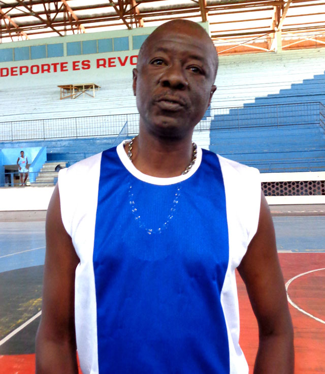 “El centro necesita mejorar el techo y ser pintado”, opina  el entrenador avileño Moisés Bravo. 