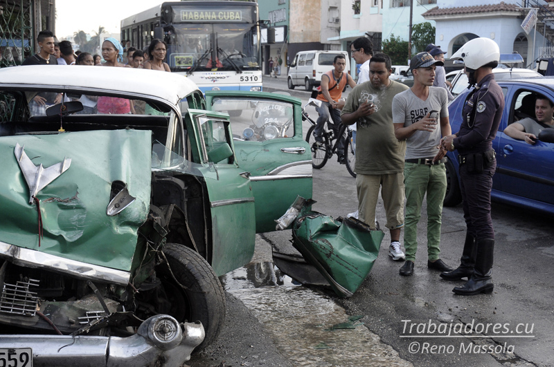 Los dueños del maquinón mientras declaraban a la policía.