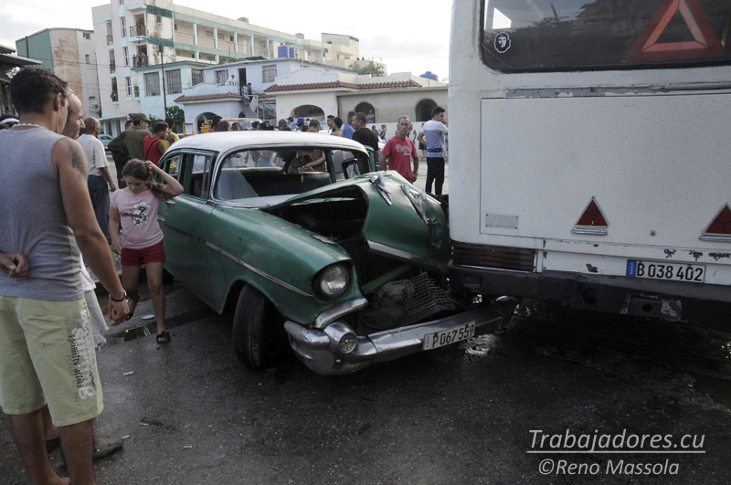 : Luego de 50 metros frenando se impactó violentamente contra una guagua.