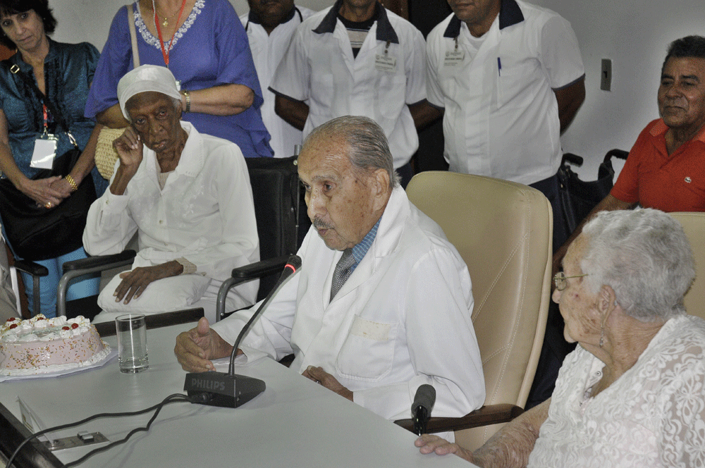 El doctor Eliecer García Espinosa tiene 97 años y aún trabaja.