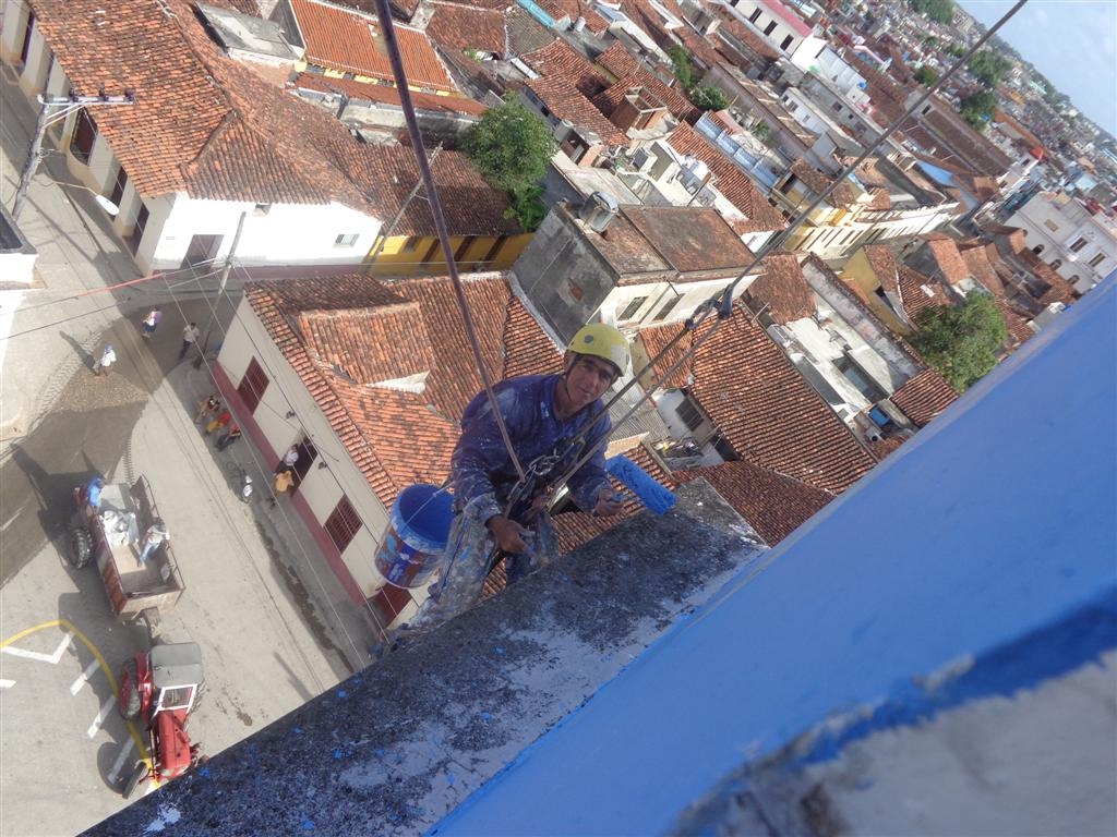 Alfredo Lima González es uno de los que reta la altura para dar  brillo a la ciudad. Foto: De la autora. 