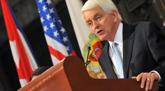 Thomas J. Donohue, Presidente de la Cámara de Comercio de EEUU, ofrece una conferencia magistral en el Aula Magna de la Universidad de la Habana. Foto: Ricardo López Hevia/ Diario Granma.