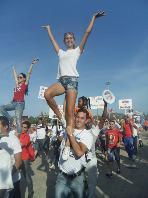 Los grupos de animación de los hoteles de los cayos Coco y Guillermo le dieron colorido al bloque integrado por los trabajadores del Turismo. Foto: Idael Varela Ferrer