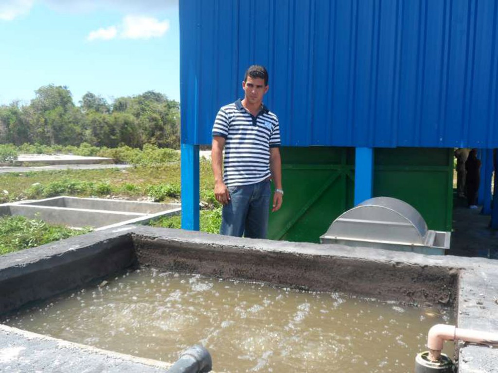 La planta evita la incidencia medioambiental de una tonelada de desechos, cifra generada por María La Gorda con anterioridad, explica Néstor Armando Ordaz. Foto: Eduardo González Martínez
