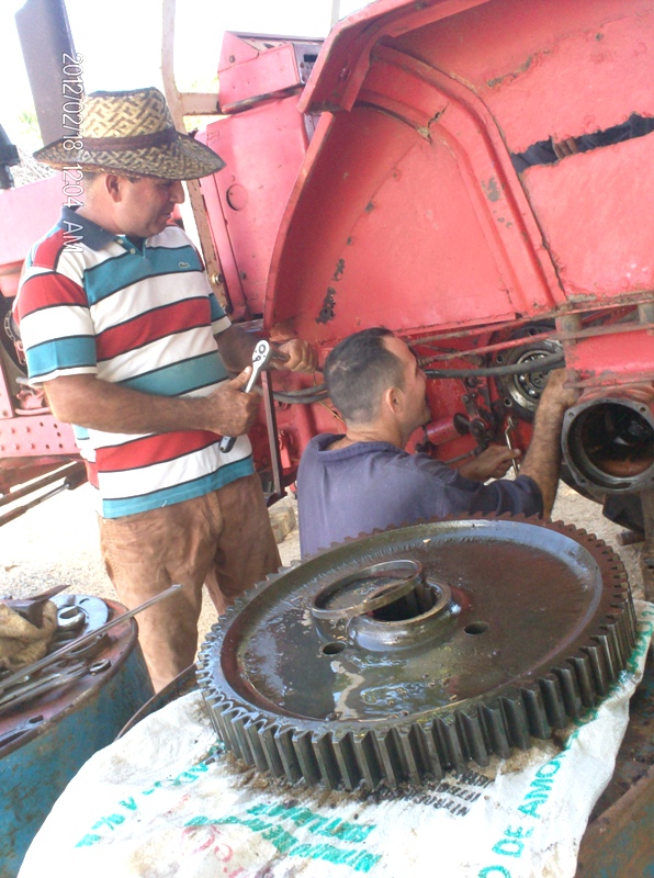 Reynold, de pie y llave en mano, asegura el buen estado técnico del tractor.