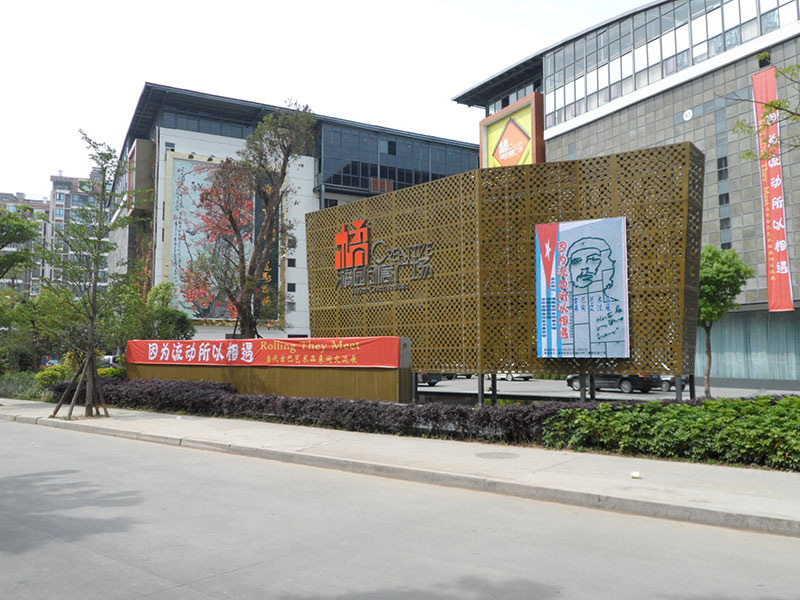 Los chinos disfrutan de una colección que perfila el vasto horizonte iconográfico cubano, con piezas de artífices de varias provincias y no solo de la capital. Fotos: Tomadas del sitio del CNAP