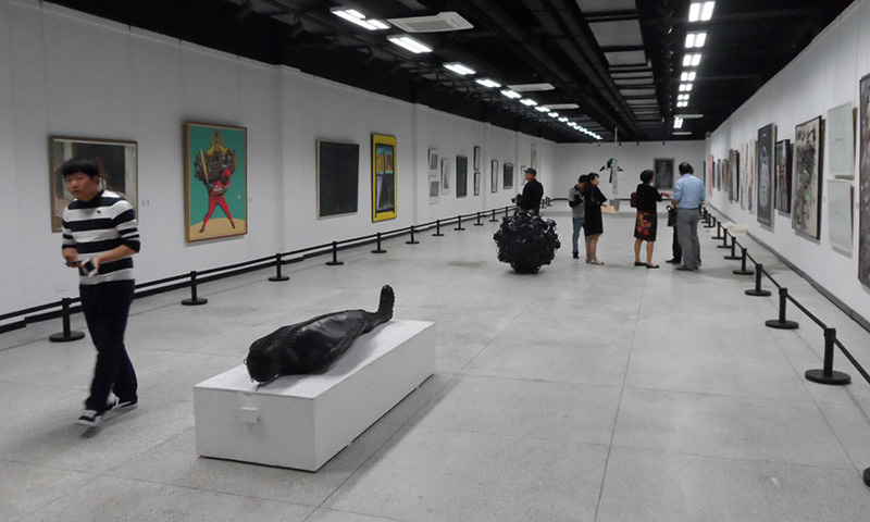 Los chinos disfrutan de una colección que perfila el vasto horizonte iconográfico cubano, con piezas de artífices de varias provincias y no solo de la capital. Fotos: Tomadas del sitio del CNAP