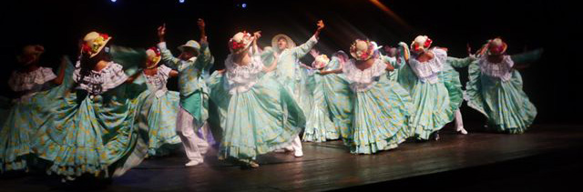 El conjunto danzario 5 de Diciembre interpreta bailes caribeños.