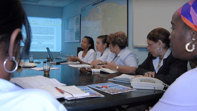 Los convenios colectivos de trabajo deben constituir la ley interna del centro y un instrumento de permanente chequeo y consulta para el sindicato y la administración. Fotos: Heriberto González