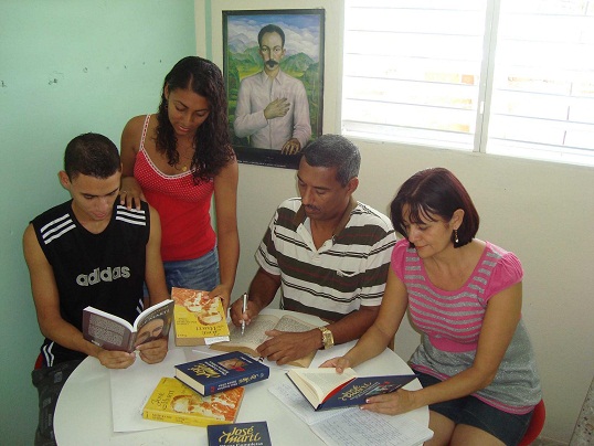 En el seno de esta familia de trabajadores santiagueros, Martí ha echado raíces para trascender más allá de la muerte. Foto: Leonardo de Jesús Navarro