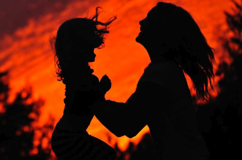 madre y su hija silueta