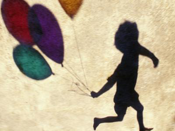 niño pequeño con globos