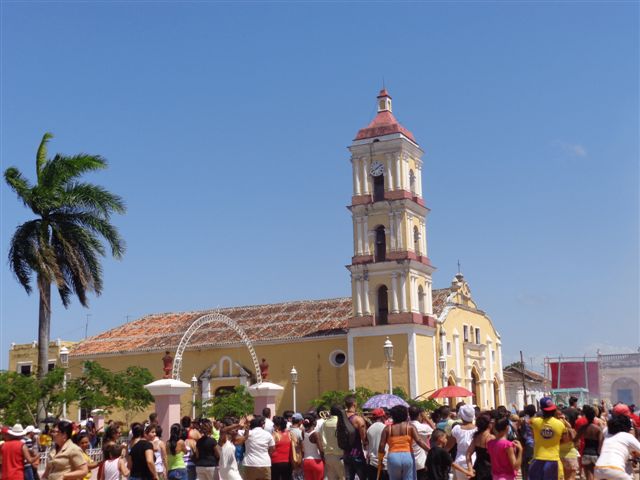Una vista de la Iglesia Mayor mientras continuaba la parranda
