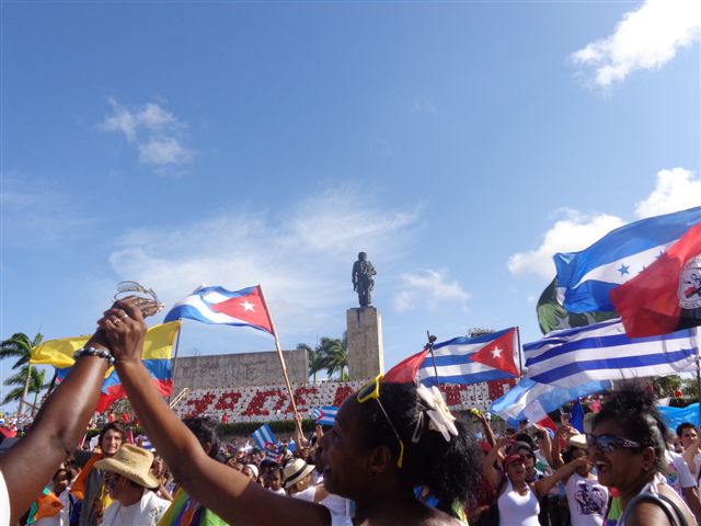 Los jóvenes cerraron majestuosamente el desfile.