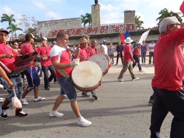 Congas, bailes y alegría desfiló por la Plaza en Santa Clara.