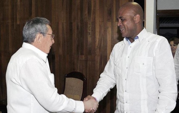 El General de Ejército Raúl Castro Ruz, Presidente de los Consejos de Estado y de Ministros, se reunió en la tarde de este martes con el excelentísimo señor Michel Joseph Martelly, Presidente de la República de Haití, quien realizó una visita a Cuba. Foto: Estudios Revolución.