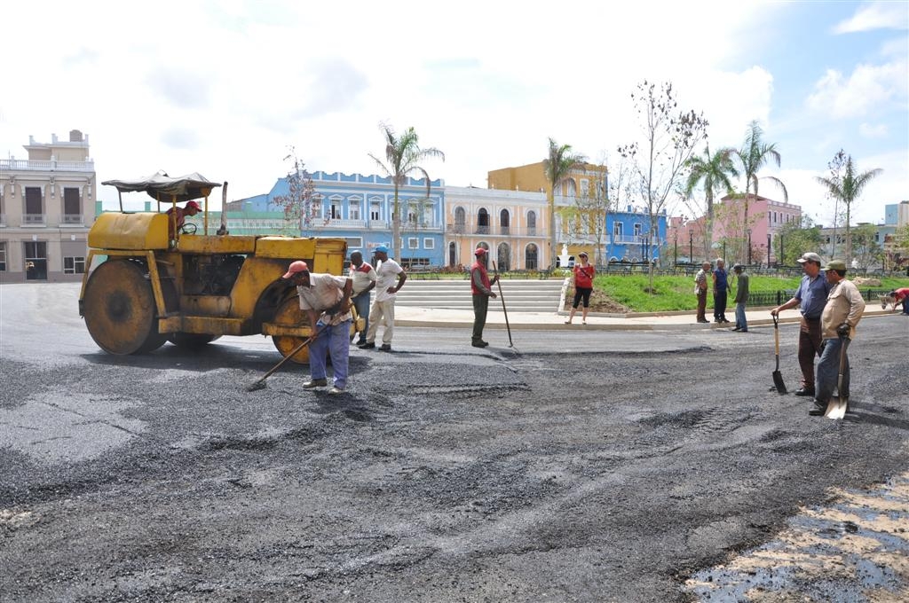 Trabajadores de la construcción laboraron incansablemente en el renacimiento del parque Serafín Sánchez.