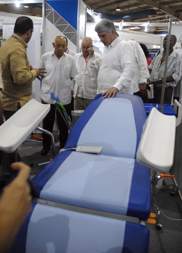 En el stand dedicado a equipos médicos.