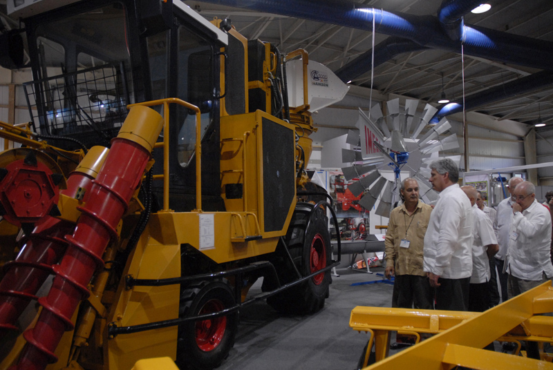 El Primer Vicepresidente cubano, Miguel Díaz-Canel Bermúdez, recibe explicaciones sobre el nuevo modelo de cosechadora cañera CCA-5000. Fotos: Agustín Borrego