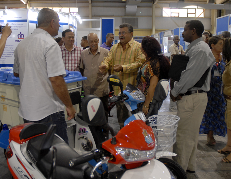 Omar Ruiz Martín, miembro del secretariado del comité Central y Salvador Pardo Cruz, ministro de Industria en recorrido por la feria expositiva.