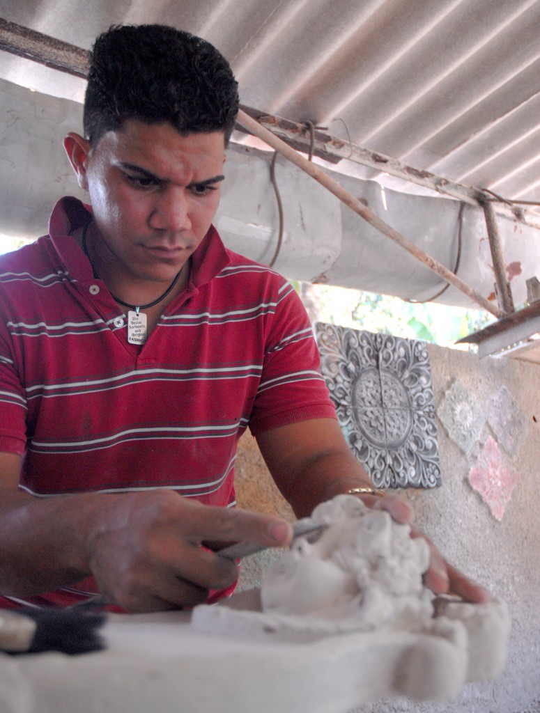 Adrián Almarales Vega lleva dos años en el taller y ahí aprendió todo lo que sabe de albañilería. Foto: Gabriela López Dueñas.