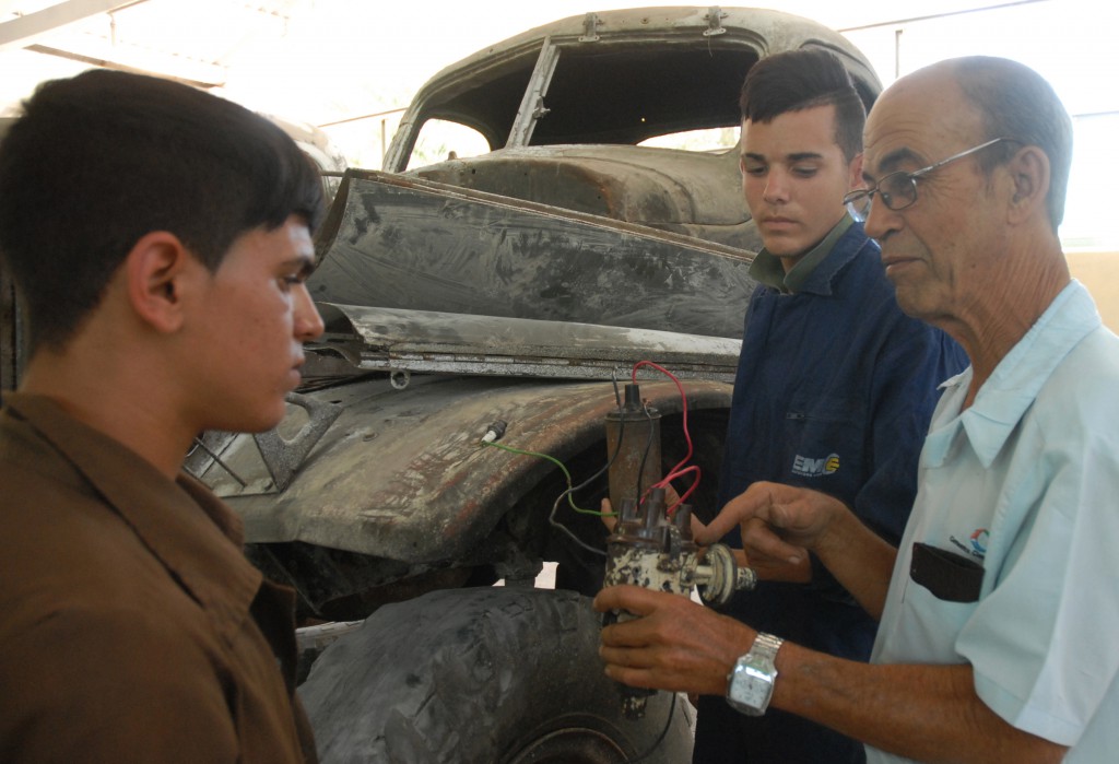 Luis Albaladejo Delgado lleva más de cuatro décadas vinculado al politécnico, donde se prepara gran parte de la fuerza laboral que requiere el sector del transporte en la provincia.