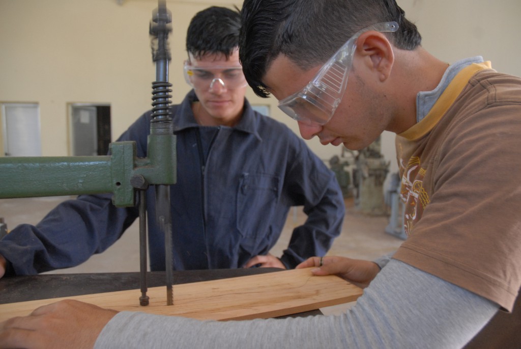 Jorge Luis Rodríguez Sotolongo (en primer plano) promete ser un buen carpintero ebanista.