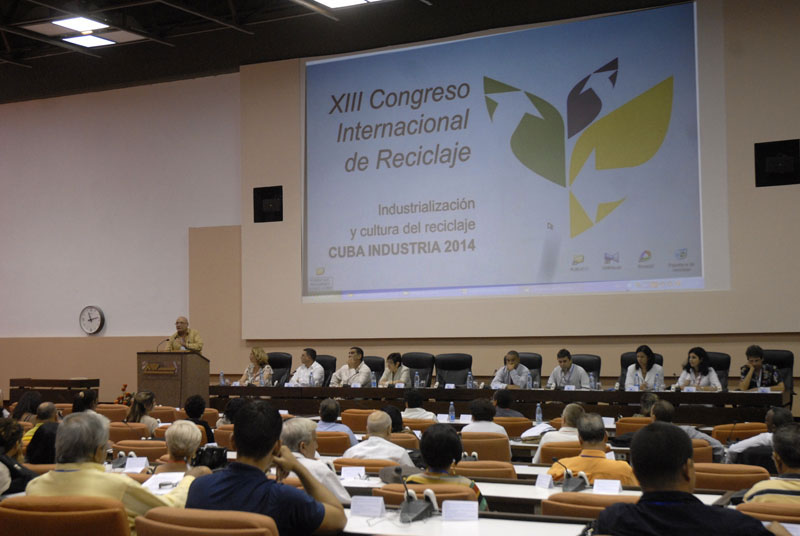 “Somos capaces de contaminar y no protegemos al único planeta que habitamos”, dijo el presidente del Comité Organizador del XIII Congreso Internacional de Reciclaje, el cubano Jorge Luis Tamayo. Fotos: Agustín Borrego