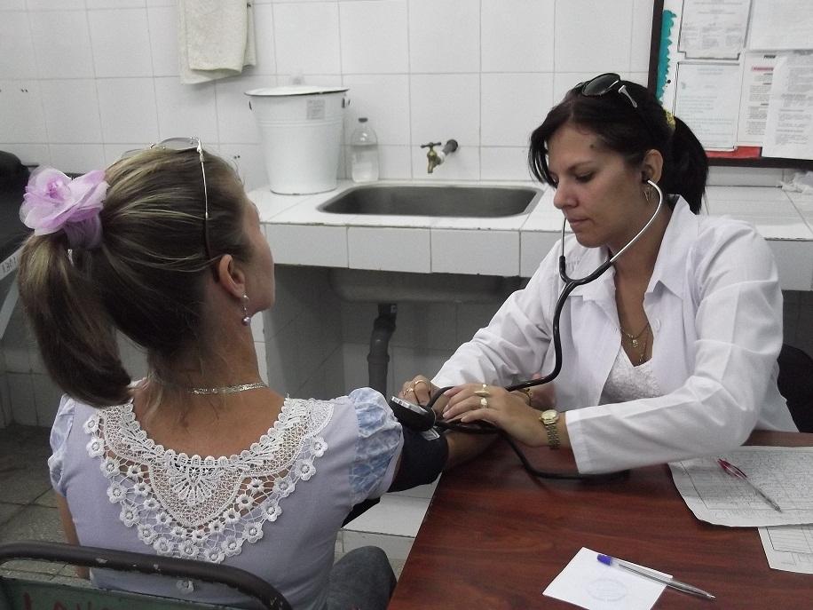 La doctora Soledad Purón dedica tiempo a sus pacientes en aras de orientarlos en la prevención de enfermedades. Foto: Ángel del Toro.