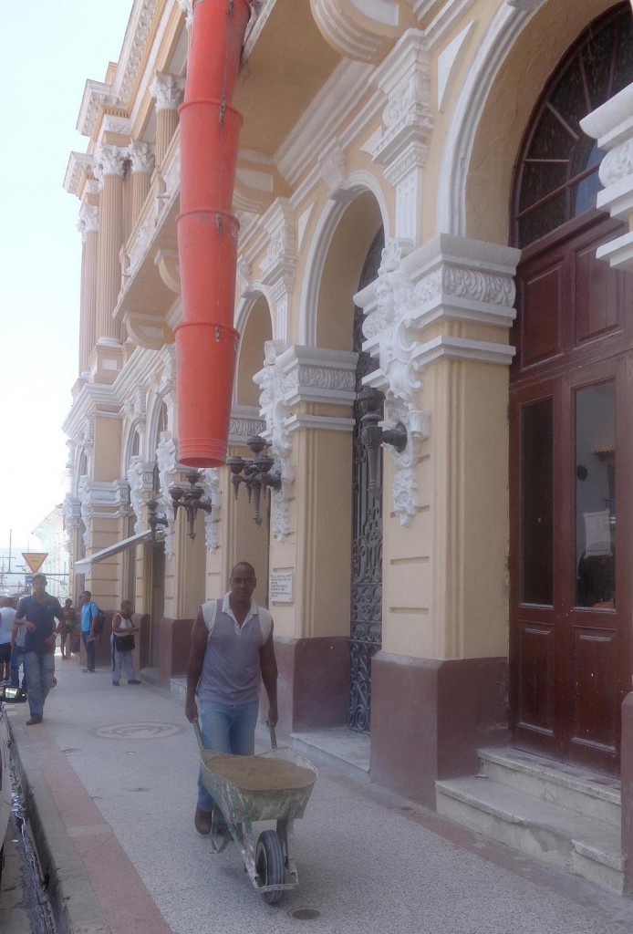 La casa municipal Miguel Matamoros, ubicada en el céntrico entorno del parque Céspedes, es de las instituciones de cultura comunitaria que recibe beneficios constructivos. Foto: De la autora