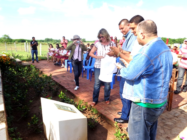 autoridades del territorio frente a la tarja que perpetúa el reconocimiento