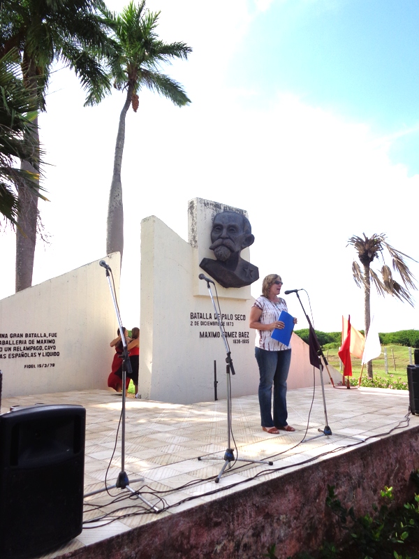 Gladys Collazo, presidenta del Centro Nacional de Patrimonio Cultural, da lectura a la Resolución que avala el otorgamiento.