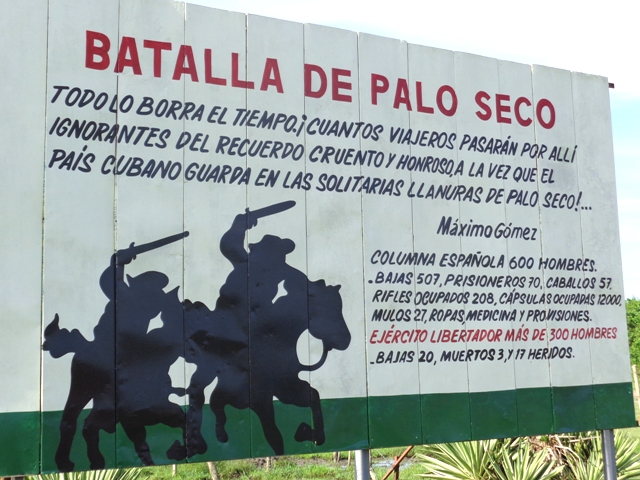 Valla ubicada a la entrada del conjunto escultórico.