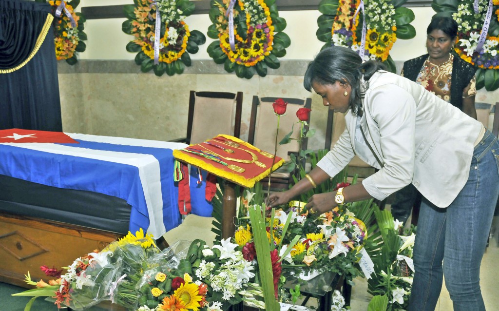 Mireya Luis rindió honores a su guía. A los funerales también asistieron Jorge González, presidente de la comisión de salud y deportes del Parlamento, y Cristian Jiménez Molina, titular del INDER. Foto: José Manuel Correa Armas  