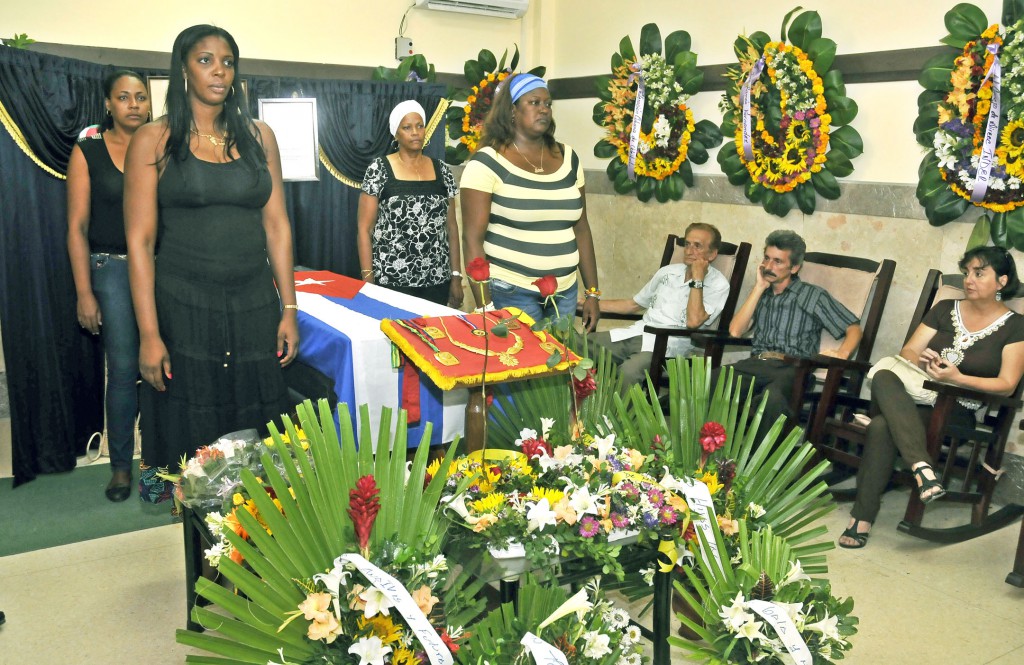 Las Morenas del Caribe rindieron guardia de honor al profesor Eugenio George. Foto: José Manuel Correa Armas.