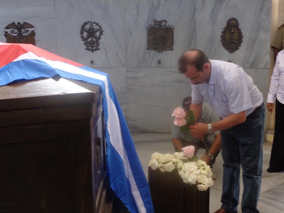 Fernando González visitó el cementerio Santa Ifigenia
