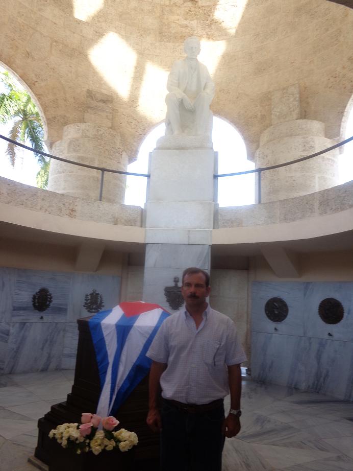Fernando González frente al memorial al Apóstol de la Independencia cubana, José Martí
