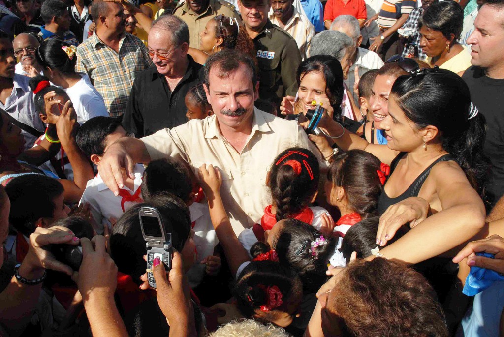 En cada lugar en el que estuvo Fernando sintió la alegría espontánea de un pueblo que le mostró un cariño sincero. Foto: Miguel Rubiera Jústiz (AIN)