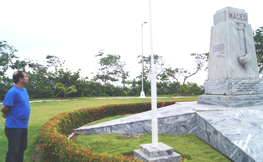 Fernando frente al monumento en playa Duaba, lugar por donde desembarcaron los hermanos Antonio y José Maceo, Flort Crombet y otros patriotas el 1ro de abril de 1895. Foto: Del autor